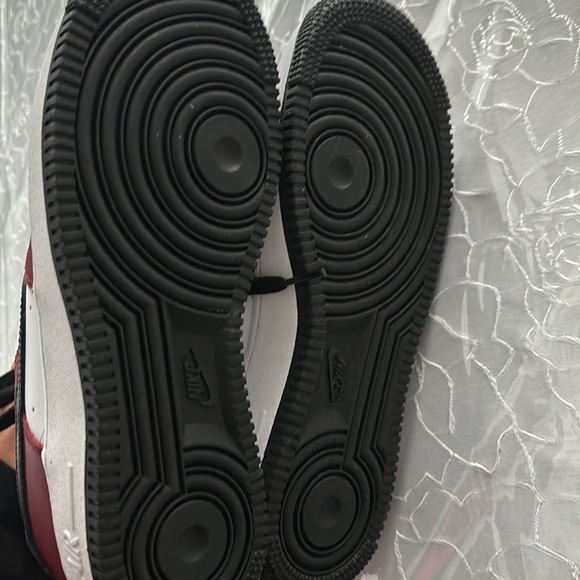 Brand New no box Nike boys burgundy white and black dunks size 7. - Picture 3 of 4